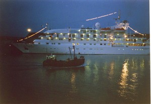 Photo:Millionares Ahoy! at Night