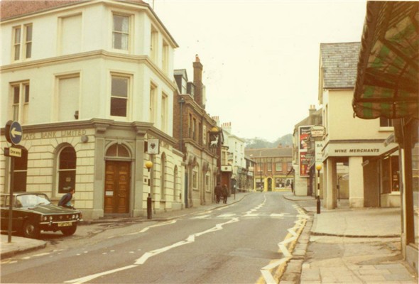 Photo:HIGH ST - OLD BARCLAYS BANK