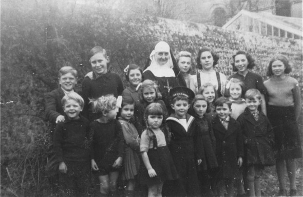 Photo:NURSERY GROUP WITH NUN - 1942 (Front Vickey Delaney(Stonehouse),Bob Stonehouse in uniform