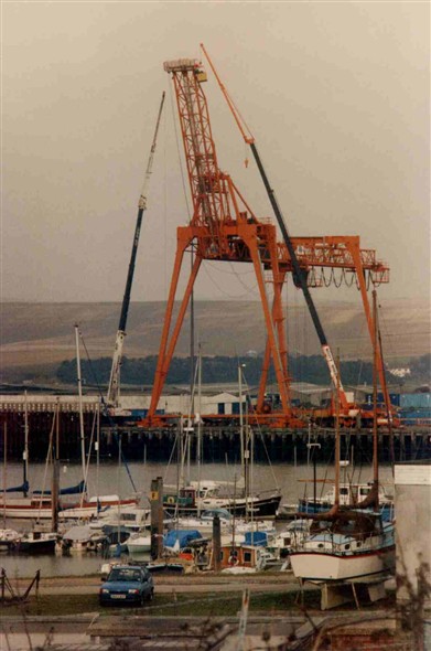 Photo:Tango Crane being dismantled