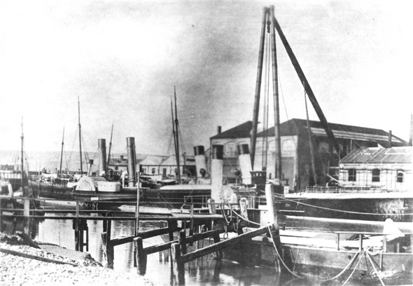 Photo:East Quay and the Shearlegs - c1900