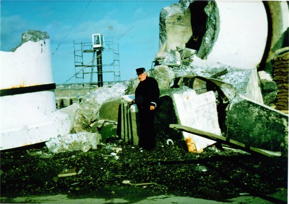 Photo:Demolished West Pier Lighthouse with Sid Clark