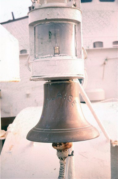 Photo:Ship's bell clearly showing her name.
