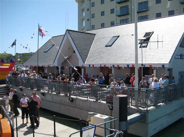 Photo:CROWDS ON THE LIFEBOAT STATION