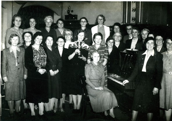 Photo:Choir with Cup 1954