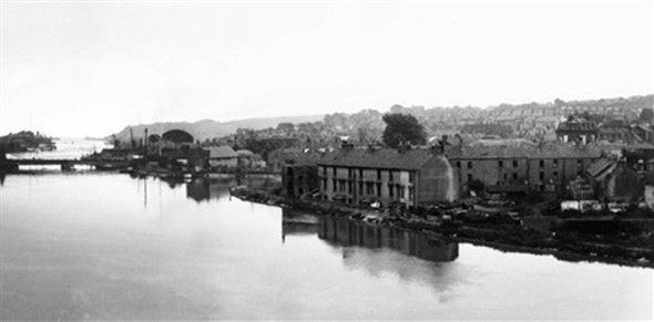 Photo:Reids Cottages, Denton Island (row of 7/8 cottages facing the river in foreground)