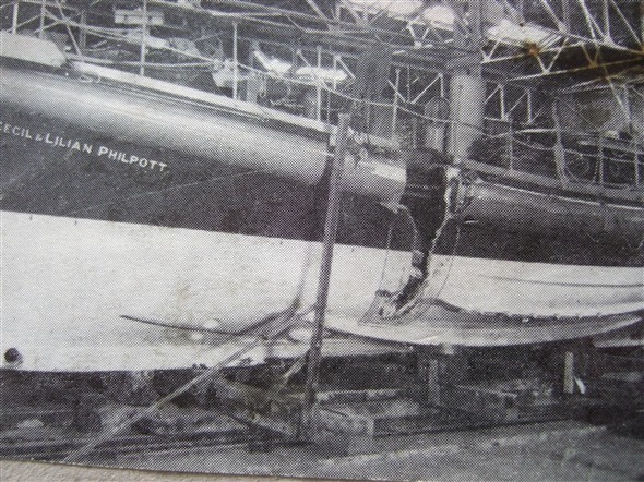 Photo:23/11/1940 Damage due to collision with the trawler "Avanturine". One crew member lost overboard.