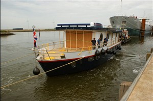 Photo:The Houseboat under tow
