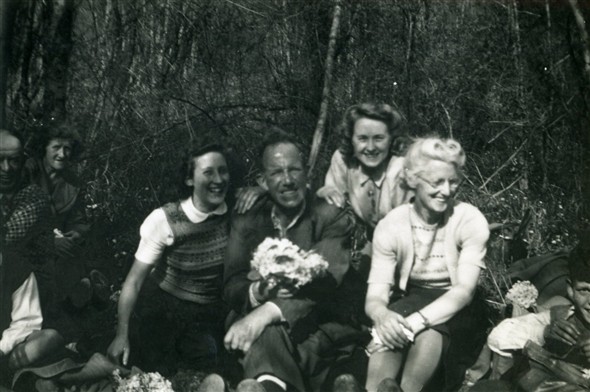 Photo:Marcia Stapley & Bert Lillywhite in centre, others unknown