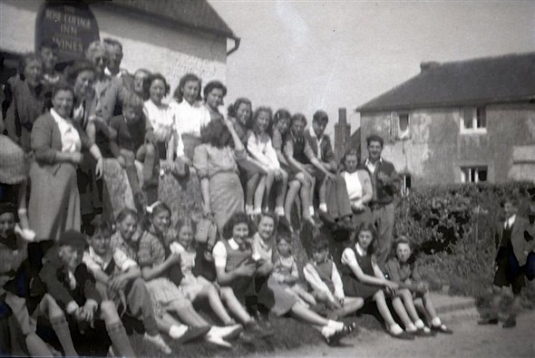 Photo:Rose Cottage Inn, Alciston, late 1940s. Did ALL these people go on Bert's Easter Walk the day this was taken?