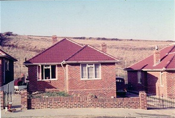 Photo:Bungalows in Valley Road